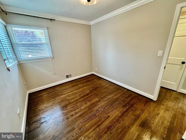 Building Photo - 218 Oak Ave