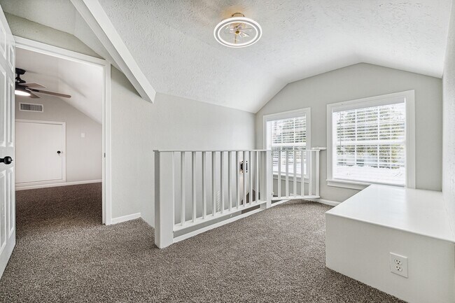 Building Photo - 801 Woodcrest Dr
