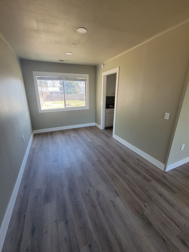 Building Photo - Bright & Spacious 2-Bedroom Duplex in Rich...