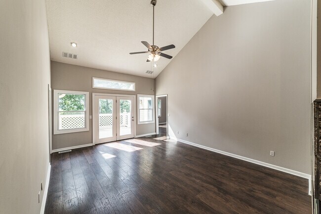 Building Photo - 2014 Fairway Hills Dr