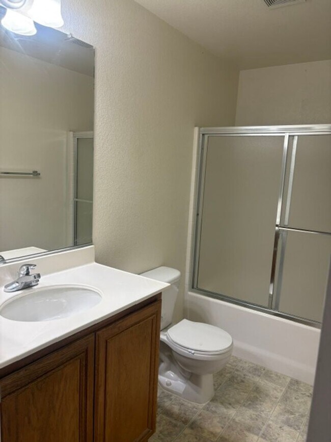Building Photo - 3 bedroom house with 2.5 bathrooms