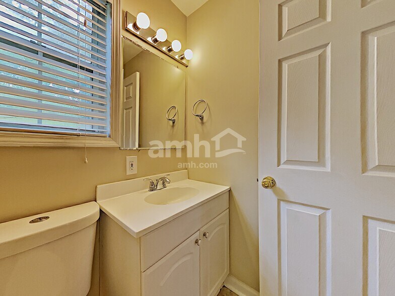 Building Photo - 223 Eagle Glen Way