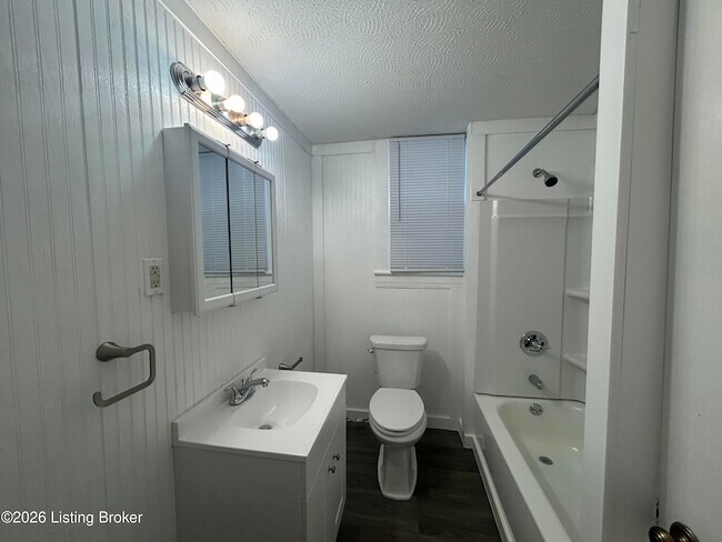 Building Photo - 402 Amy Ave