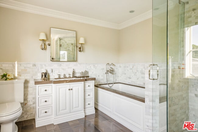 Building Photo - 10847 Bellagio Rd