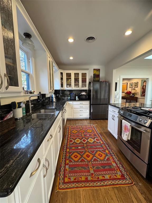 Building Photo - 807 Leonard St