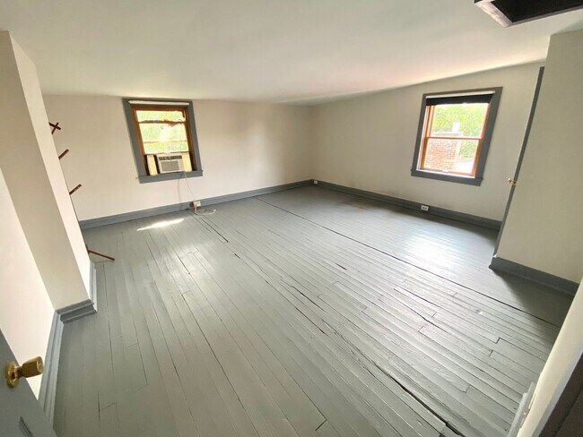 Building Photo - Spacious 5 bed/2 bath on Victor Mins. from...