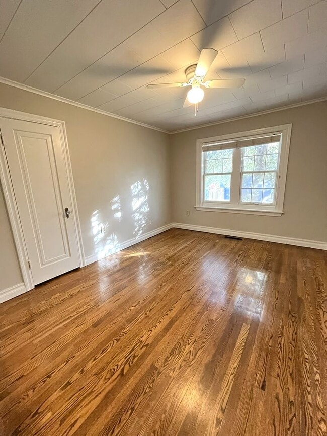 Building Photo - Large 3 Bed 1 Bath