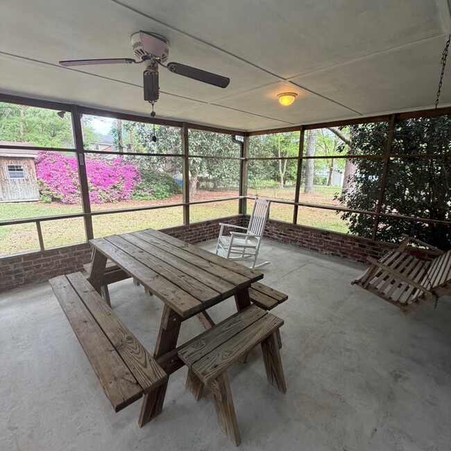 Building Photo - 3208 Ellsworth Dr