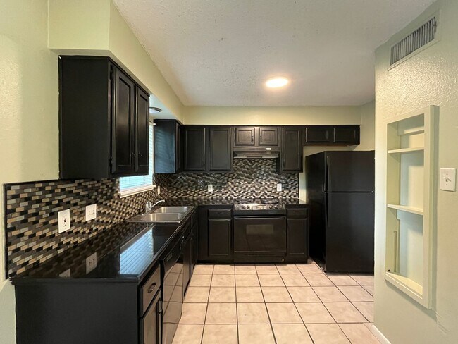 Building Photo - Southside Townhome