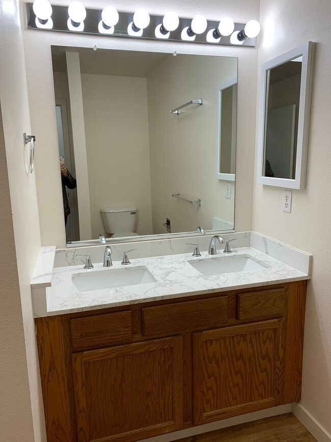 Building Photo - 3 Bdrm, 1 & 1/2 Ba | Muldoon & E 36th Ave ...