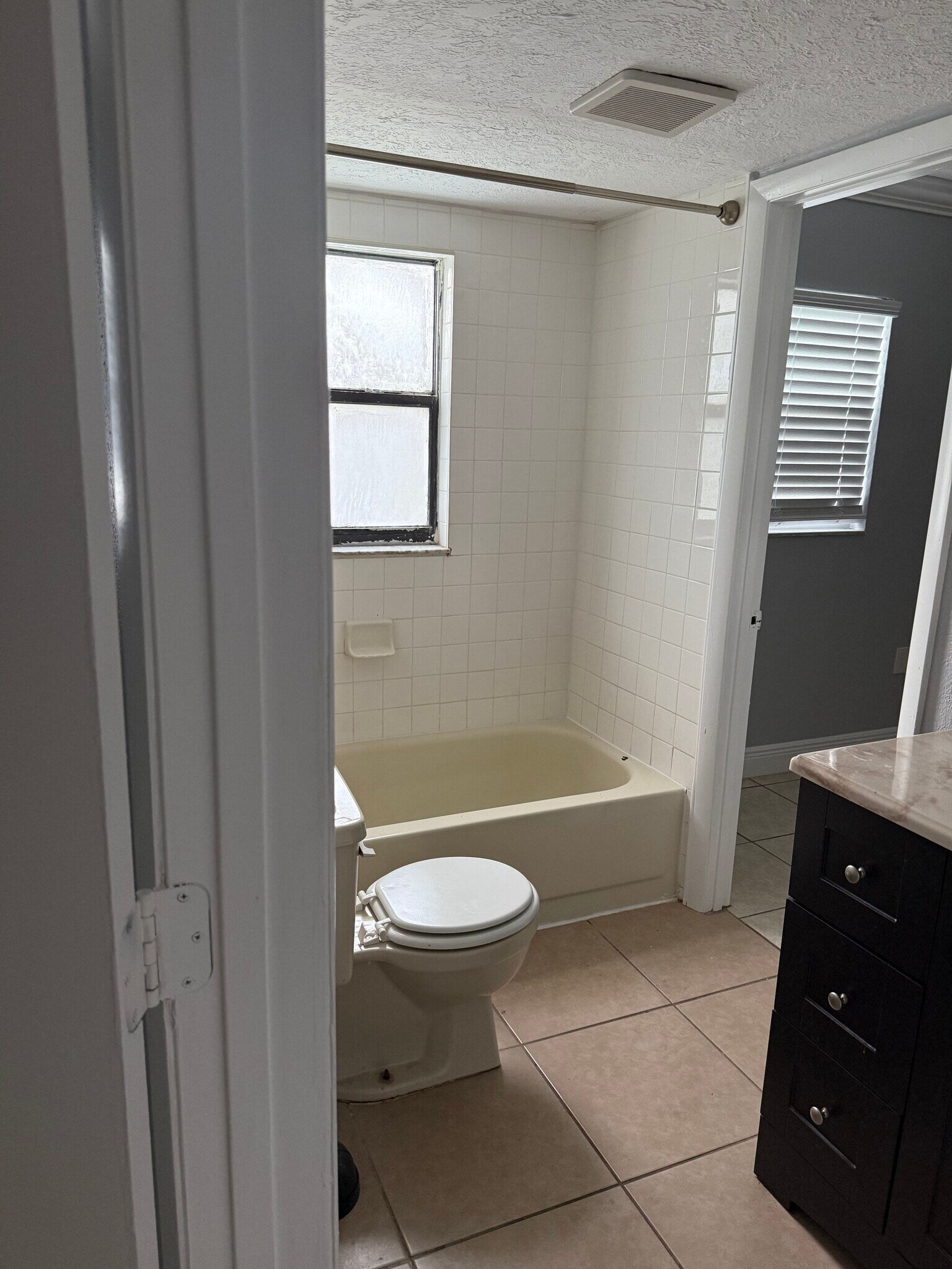 Full bath - 7261 Pond Cir