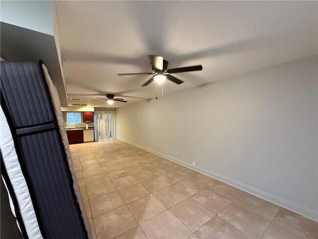 Building Photo - 3213 Golden Dr