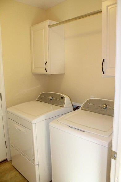 main floor laundry - 862 Pinnacle Run Dr SE