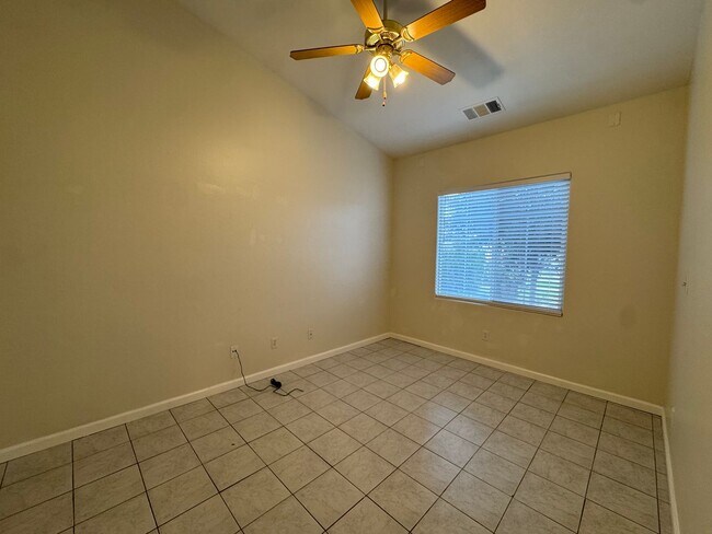 Building Photo - Spacious SW Bakersfield home!