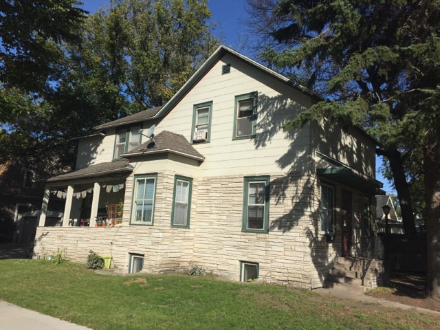 Building Photo - Private Entrance & Wood Floors!