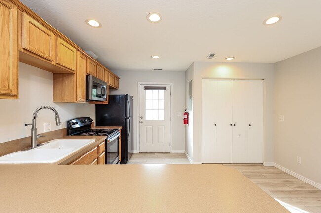 Building Photo - Sullivan Duplex