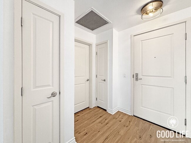 Building Photo - Gorgeous Studio W/ W/D, A/C, Balcony, Rooftop Deck, Gym, Jacuzzi with City views!!