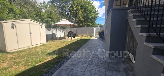 Building Photo - 120 Savage St