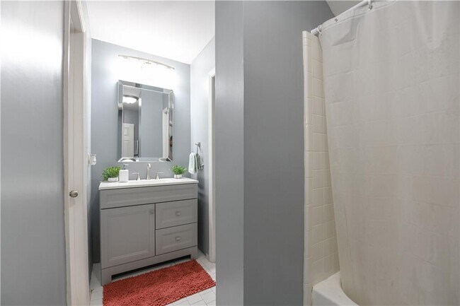 Building Photo - 304 Bridle Path