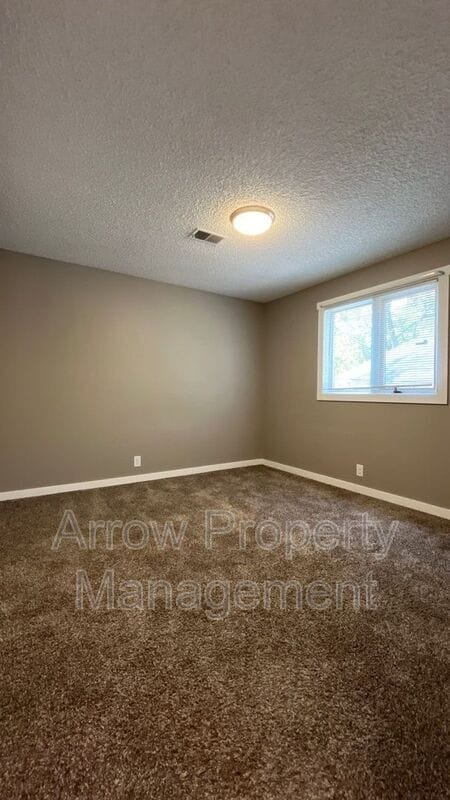 Building Photo - 320 Lincoln St