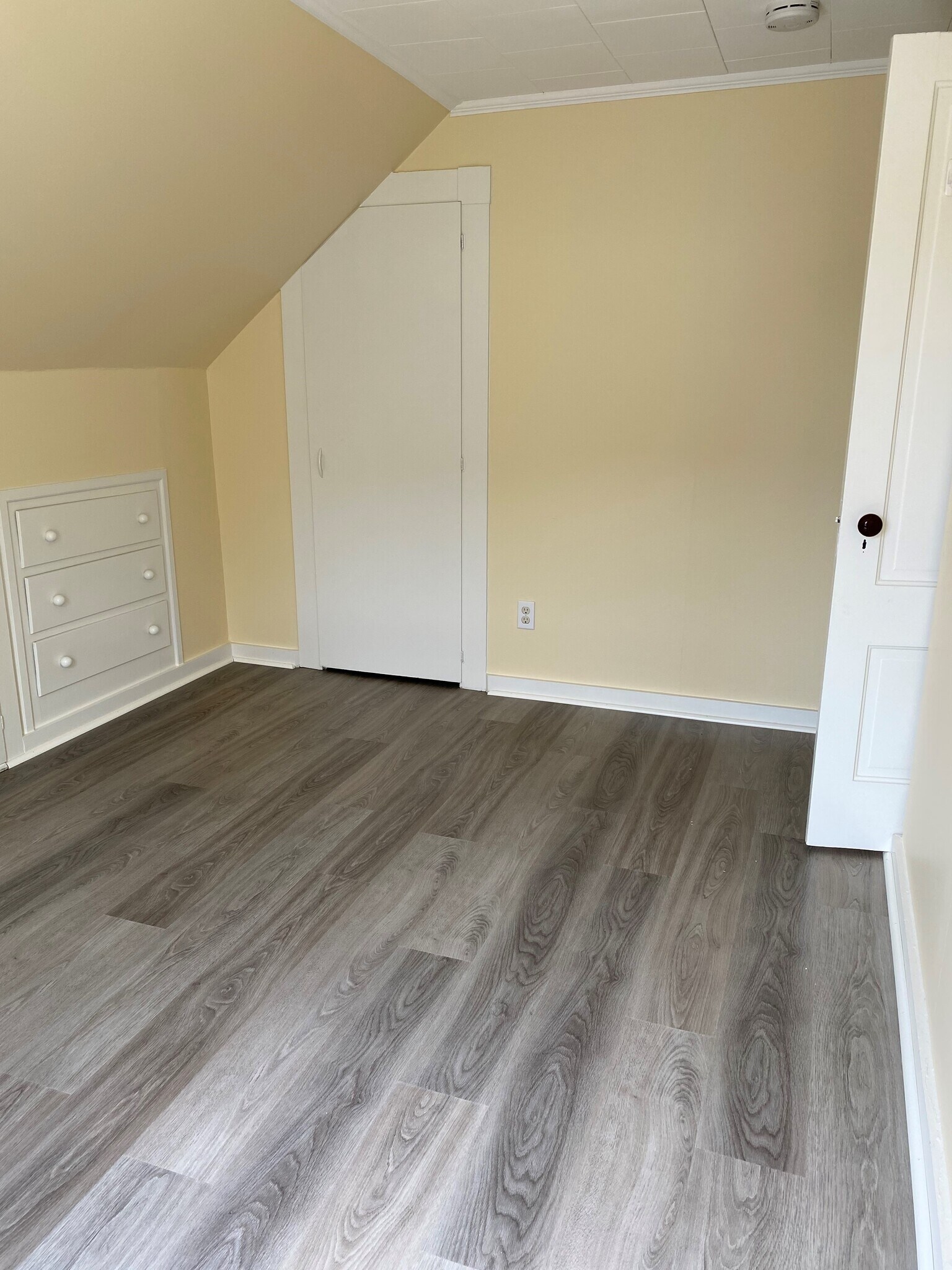 Bedroom or Living Rm - 36 Stone St