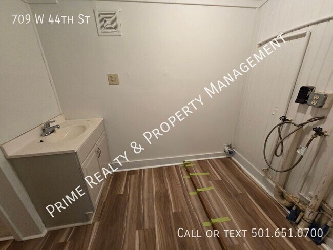 Building Photo - 709 W 44th St