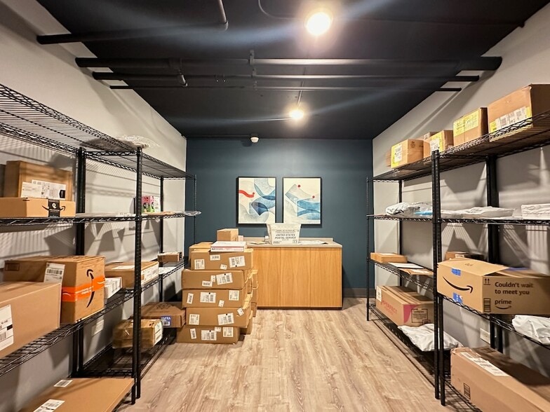 Building Photo - 450 W Barry Ave