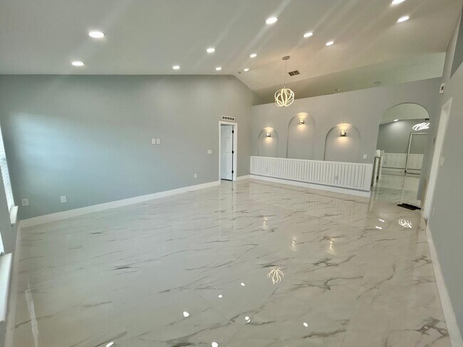 Building Photo - 3933 SW Kakopo St