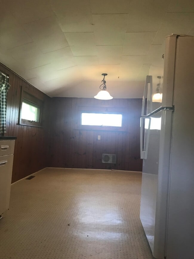 Building Photo - 3 Bedroom home in Hendersonville!