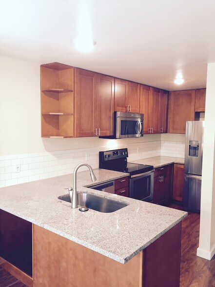 Building Photo - 7010 California Ave SW