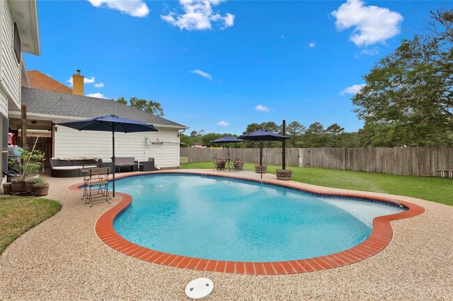 Building Photo - 25823 Lake Lawn Dr