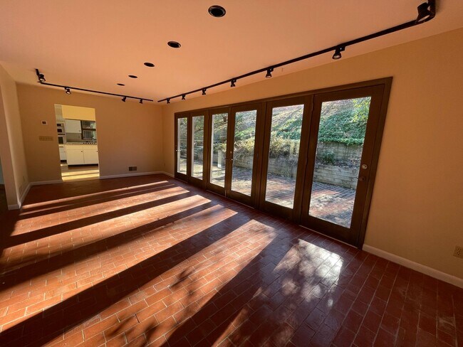Building Photo - Glenview Hills HUGE 3 Bedroom 2.5 Bath Hom...