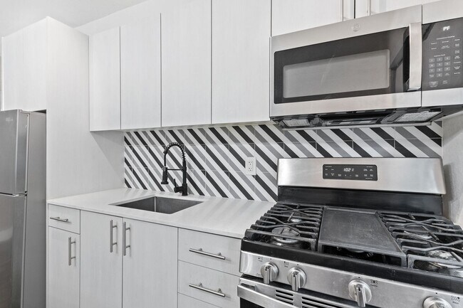 Building Photo - Resort-Style 1-Bedroom Apartment in Prime ...