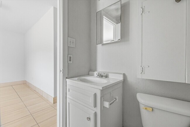 Building Photo - 501 Ladd St