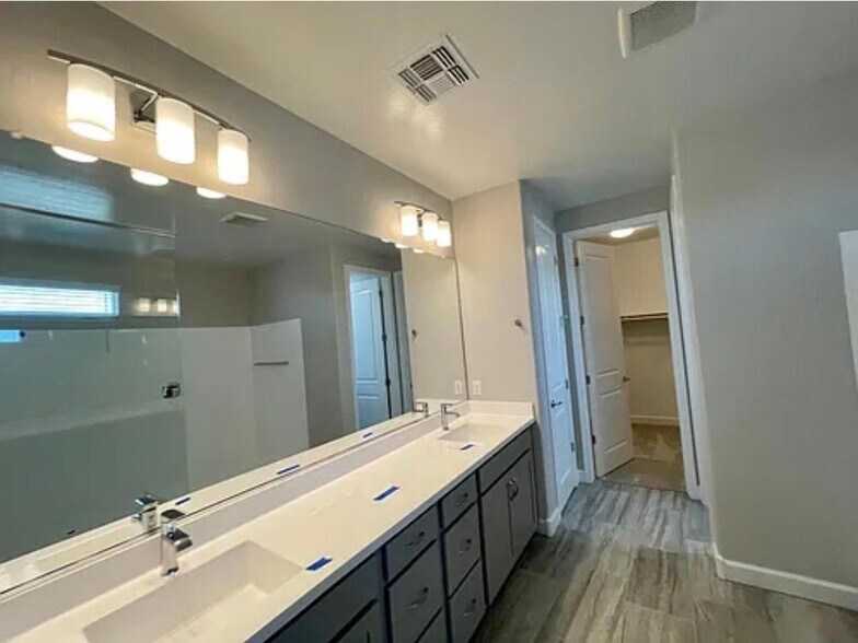 Building Photo - 628 W Derringer Way