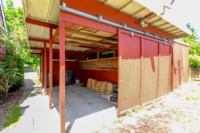 Building Photo - 14523 Pioneer Wy E