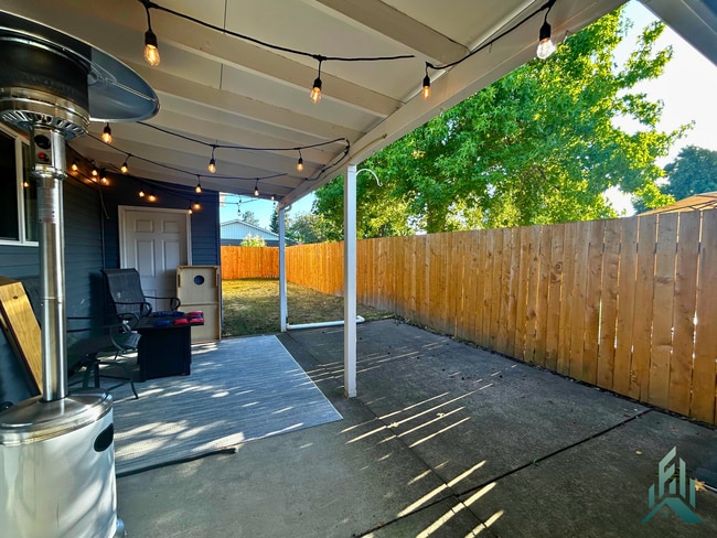 Building Photo - Completely Renovated 3 bed/2 bath Home