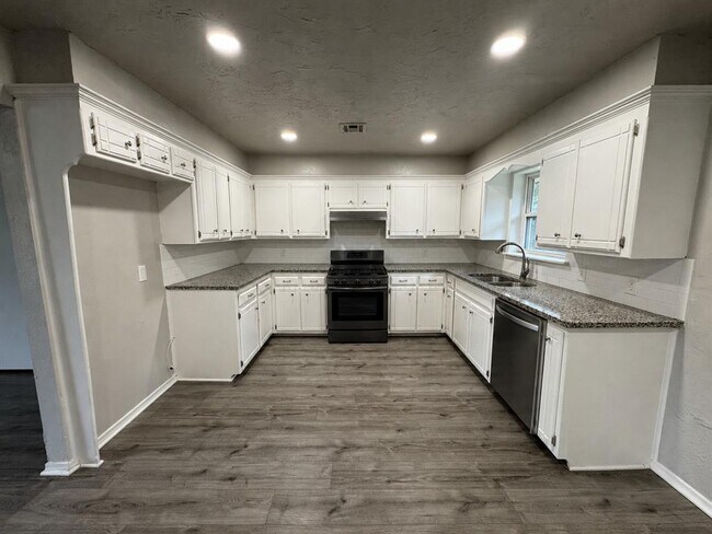 Building Photo - 14820 W Funston Dr