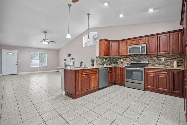 Building Photo - 4 Bedroom Single Family Home!