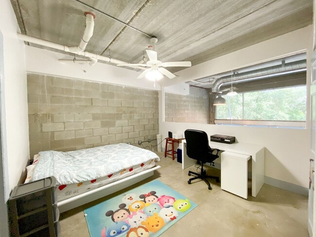 Building Photo - Lofts Oasis #105 - Pet Friendly!