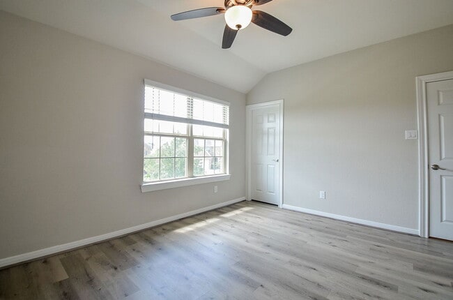 Building Photo - 24918 Meadowthorn Crest Ln