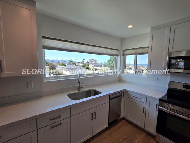 Building Photo - AVAILABLE NOW - 1 Bed, 1 Bath Morro Bay Apartment with Ocean View