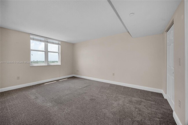 Building Photo - 3000 Coral Wy