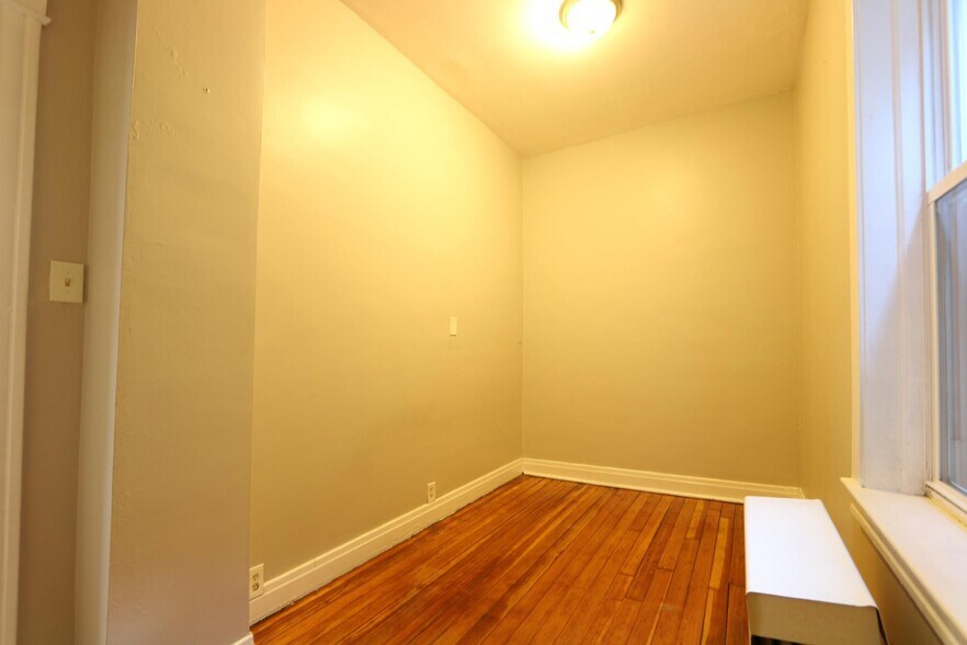 Building Photo - 2440 S Oakley Ave