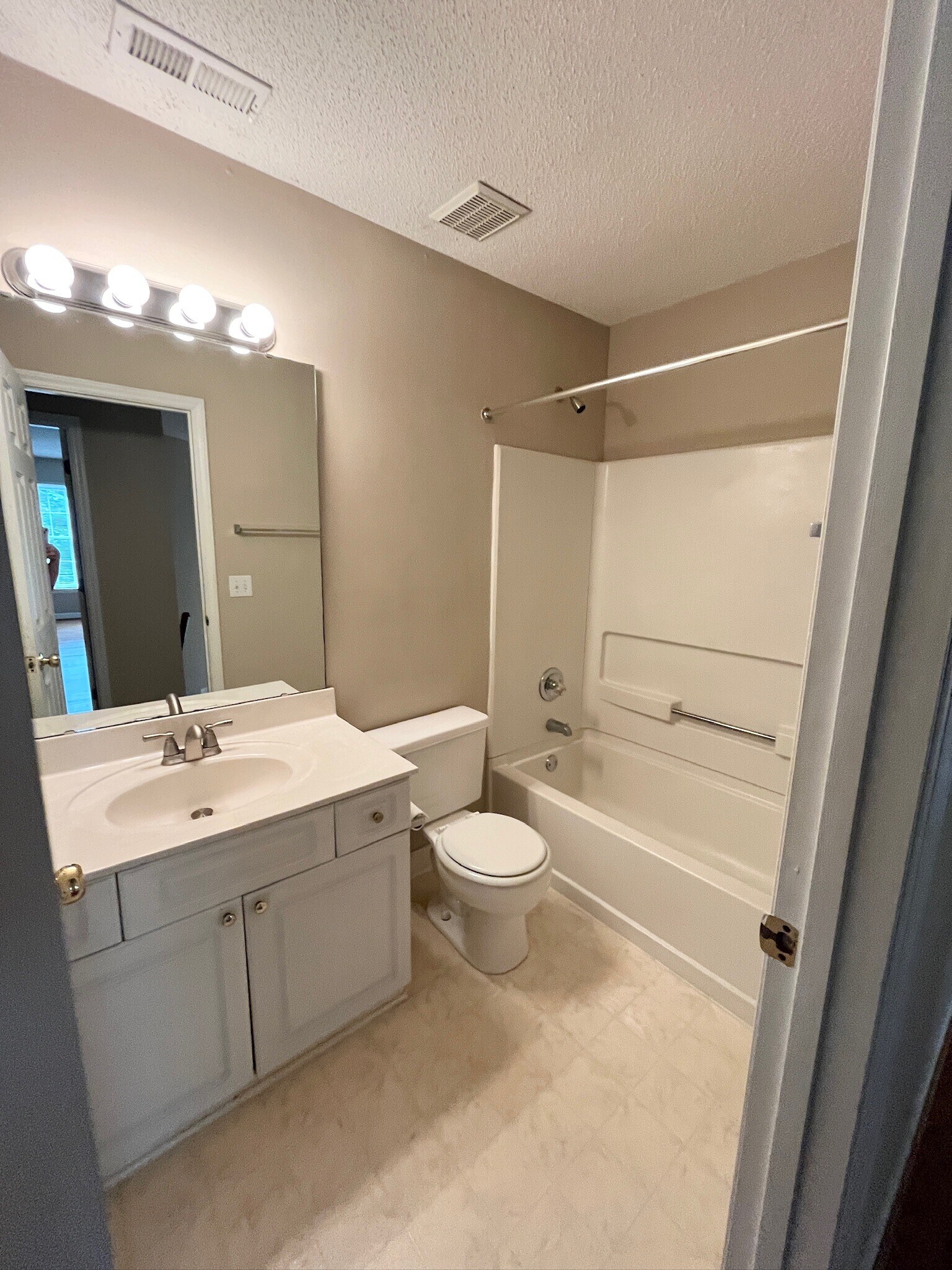 upstairs bath - 8601 Abbotsbury Ct