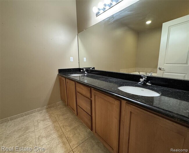 Building Photo - 1030 Oakwood Dr