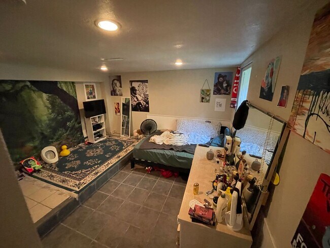 Building Photo - Duluth MN - 6 Bed - 3 Bath - Single Family...