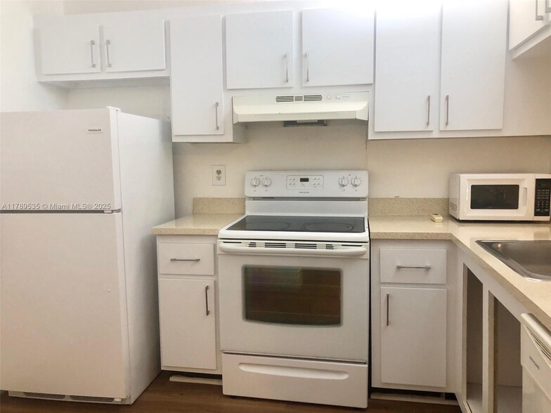 Building Photo - 15701 W Waterside Cir