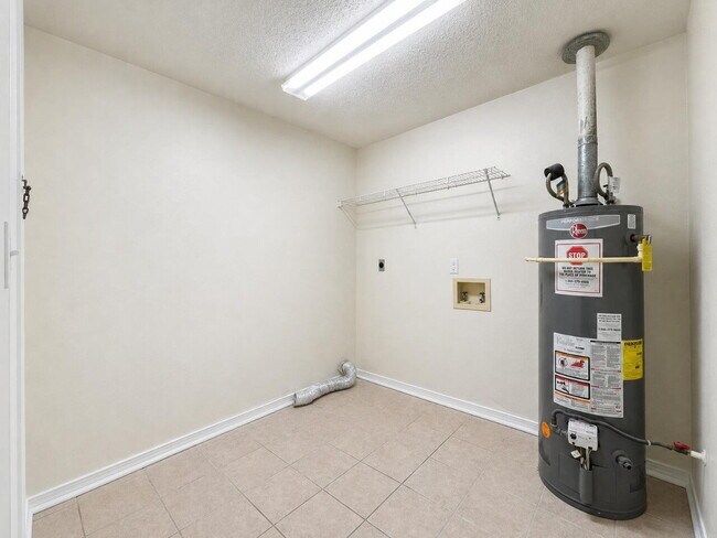 Building Photo - "Charming 2-Bedroom Townhouse with 2 Full Baths on Wellington Road!"