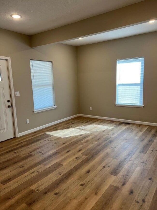 Building Photo - Beautifully Updated 4 Bed 2.5 Bath House!